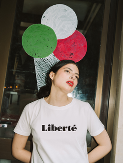 Biały t-shirt z nadrukiem - Liberté